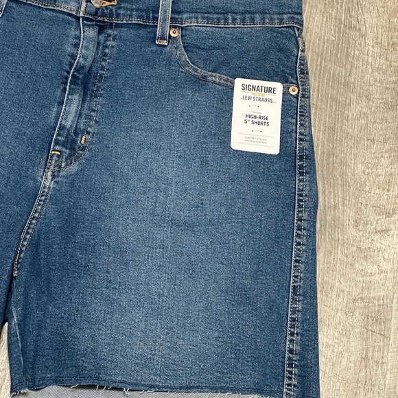 Women’s Levi’s 16 XL 1X Navy Blue Denim Jeans Shorts Ripped Cut Offs Stretch NWT - Picture 6 of 11